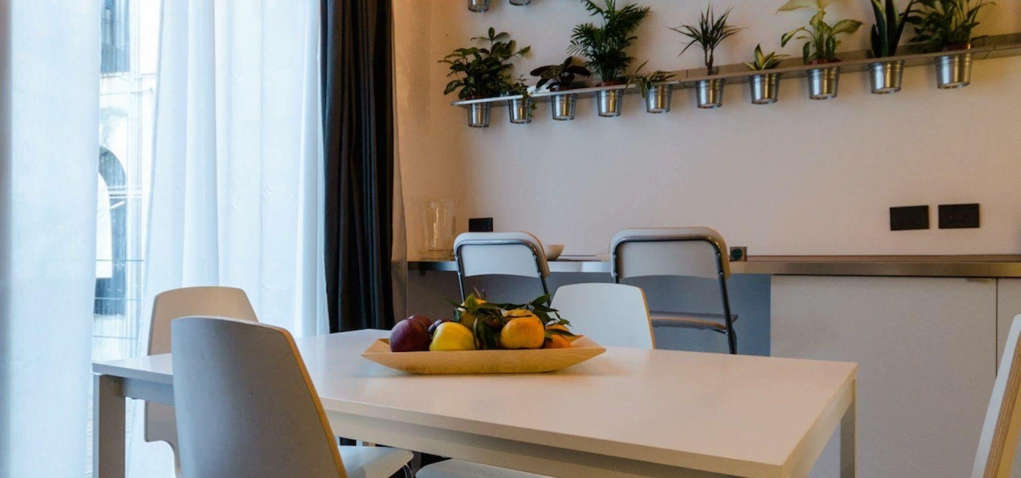 Pietranera Apartments คาตาเนีย ภายนอก รูปภาพ